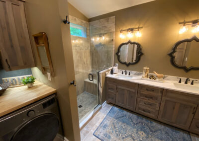 Rustic bathroom design by Mountaineer Kitchens & Baths