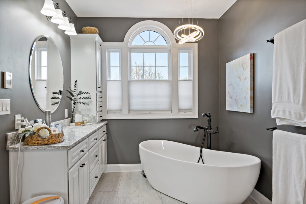 bathroom with tub
